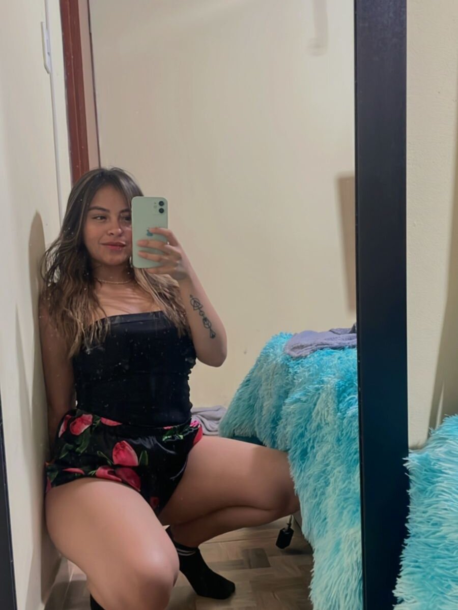 20_Scarlett_Rose_ Chatroom