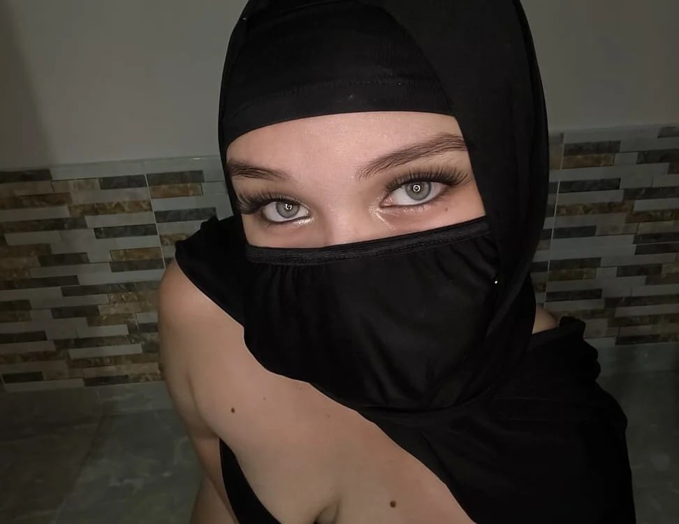 AMIRA_LUNA Chatroom