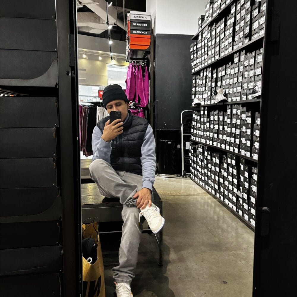 AdrianUquillas Chatroom