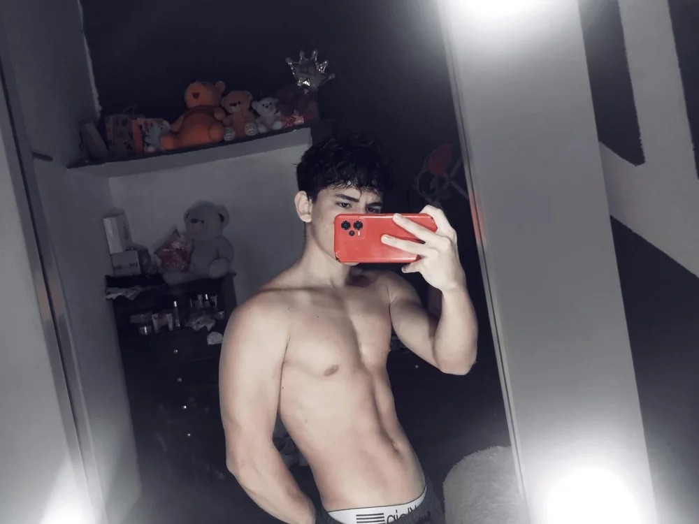Adrian_hot01 Chatroom