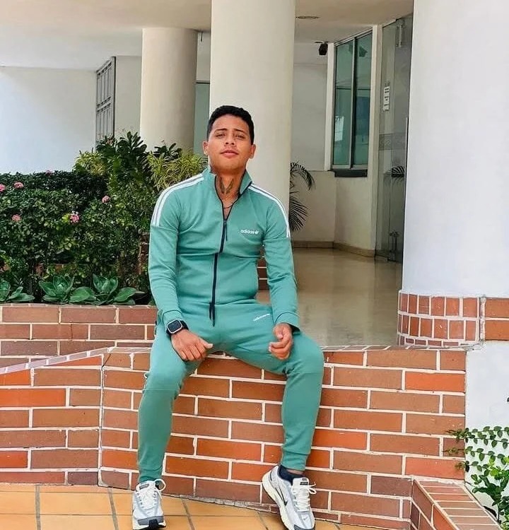 Alejandro_LatinBoy Chatroom