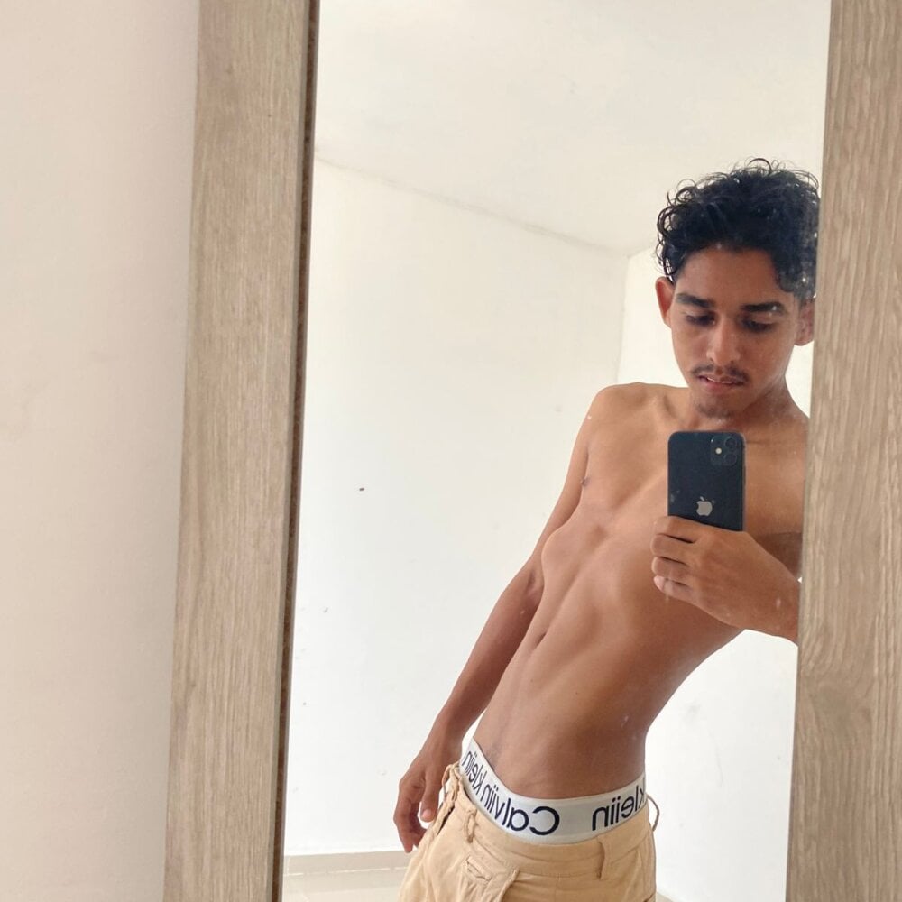 Alexishugecock Chatroom