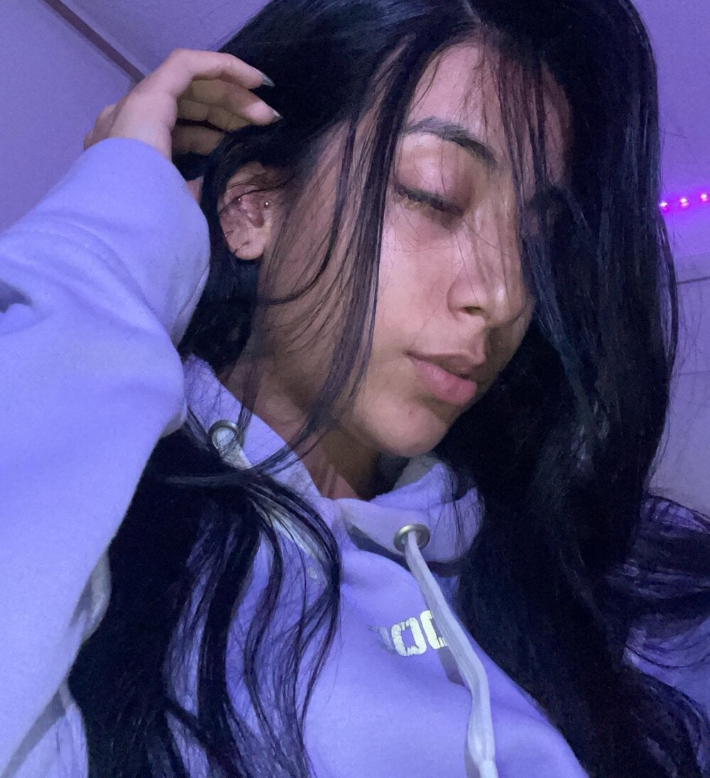 Alice_and_Bunny_ Chatroom