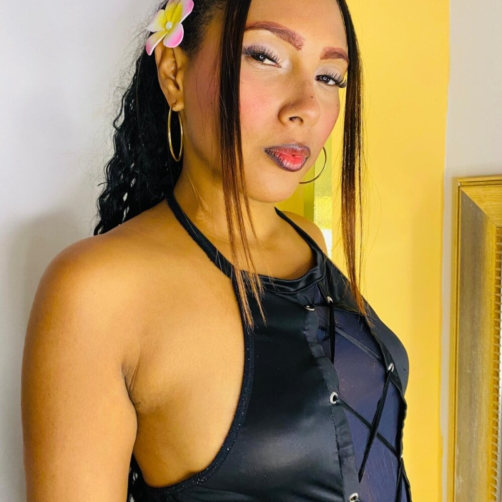 Alina_Chapman Chatroom