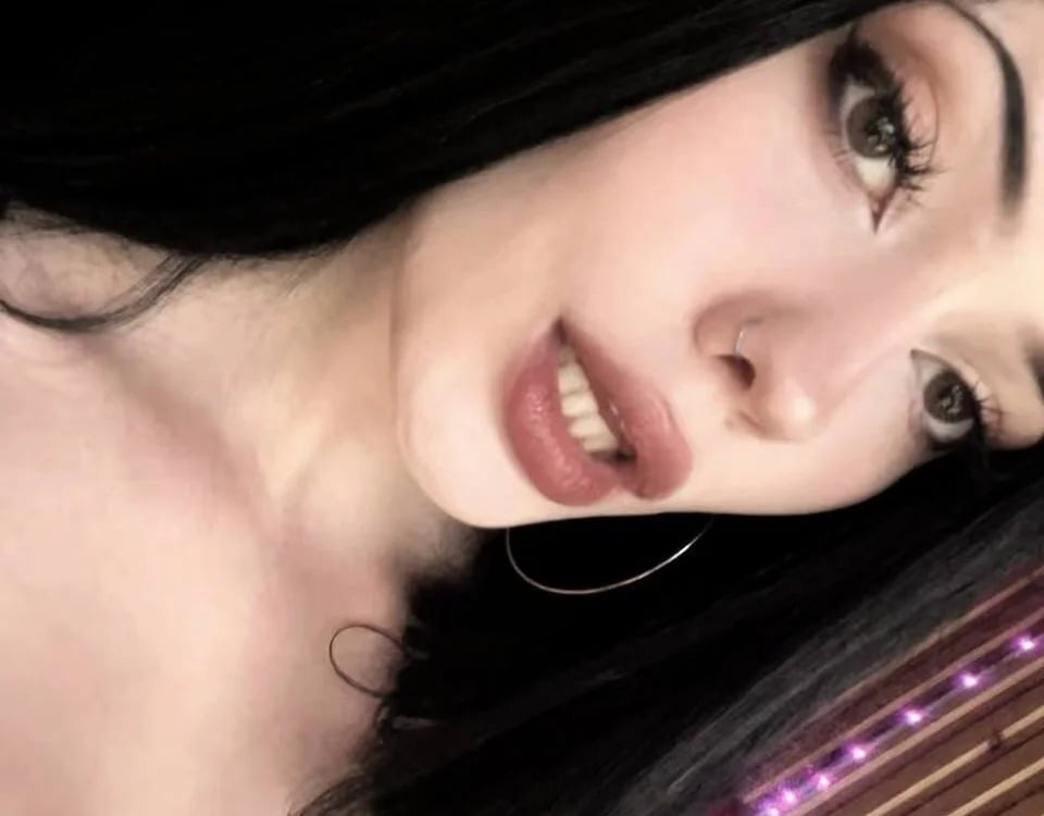 Alluring_Silk Chatroom