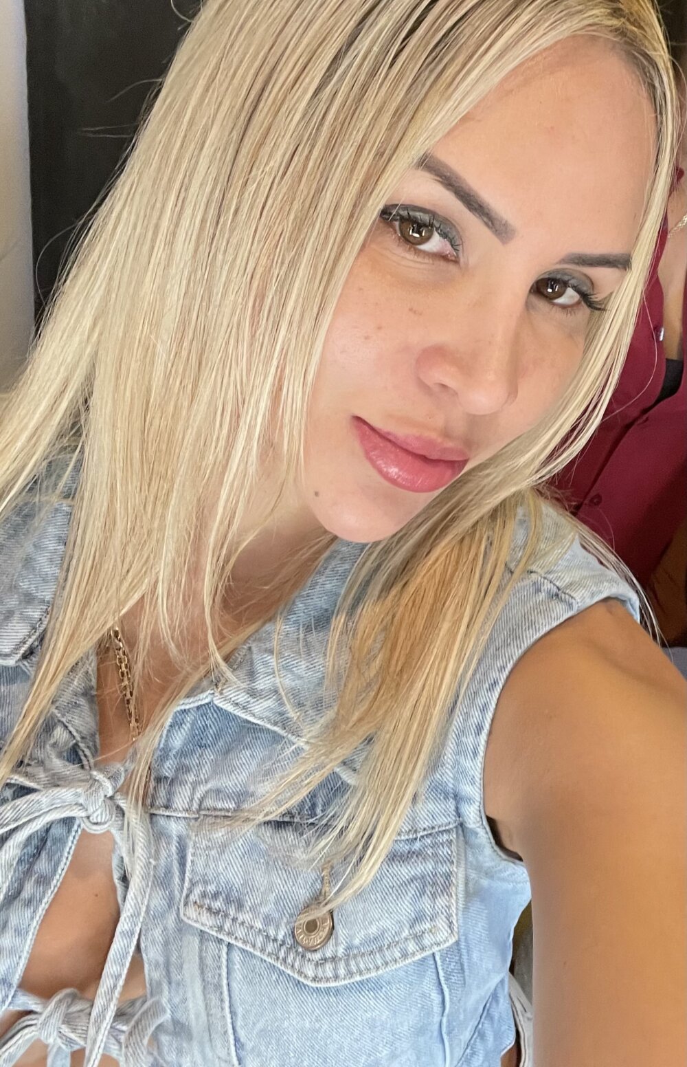 AngelySaenz Chatroom