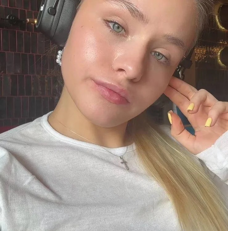Annie_Cohn Chatroom