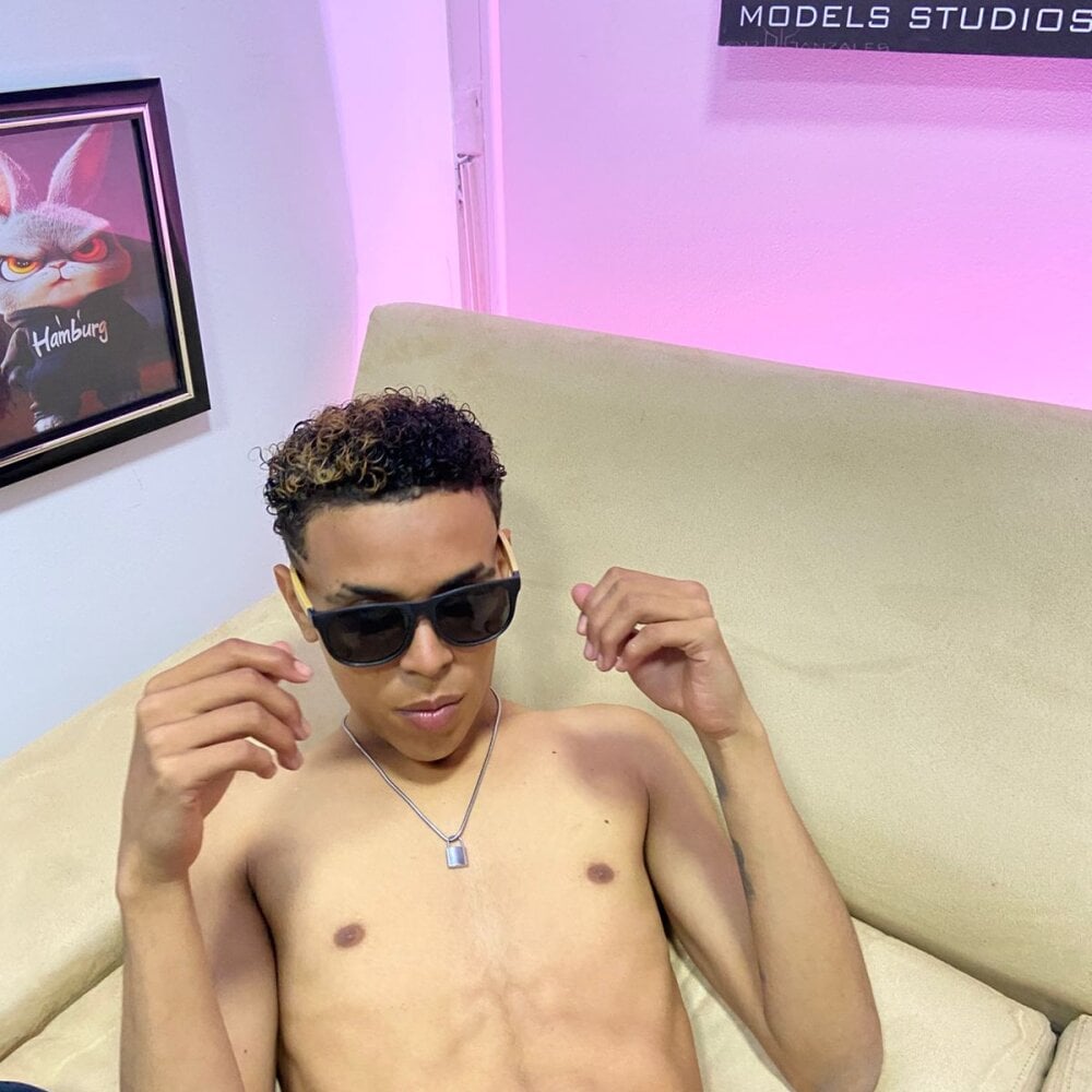 Aronhottie Chatroom