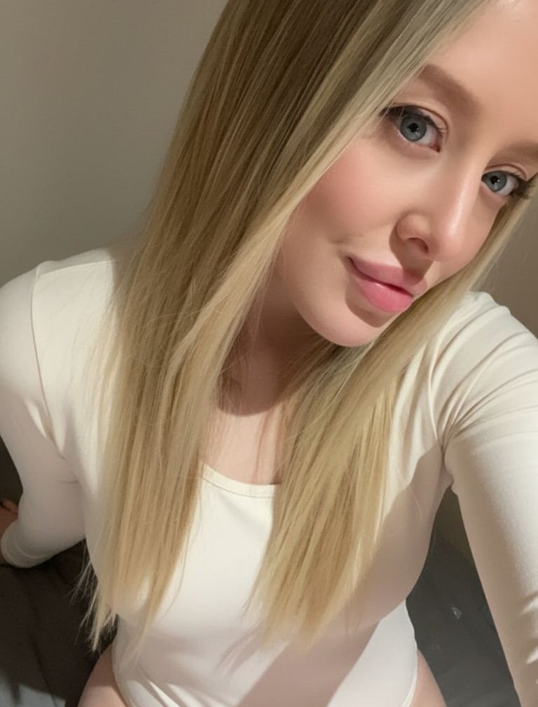 AvroraMills Webcam Profile Picture AvroraMills Chatroom