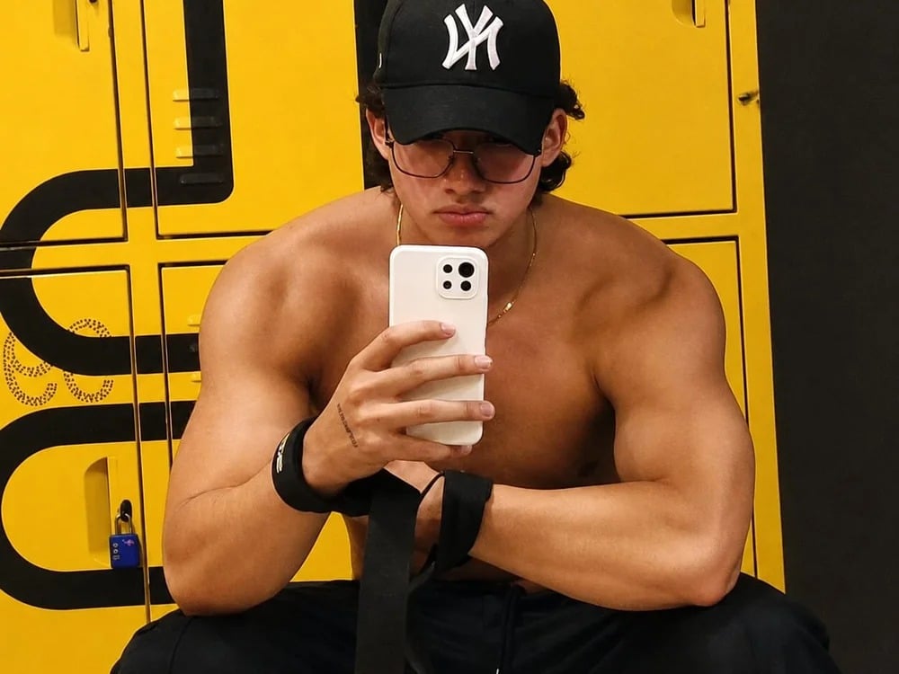 Axxel_Muscle Chatroom