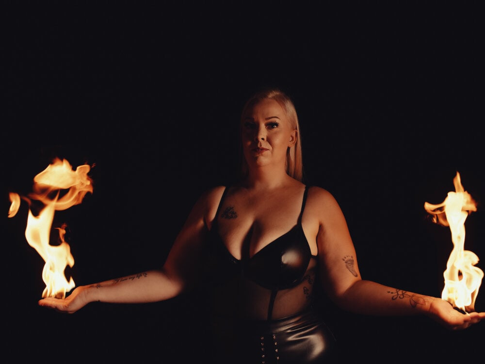 Blond_BDSM_Bitch Chatroom