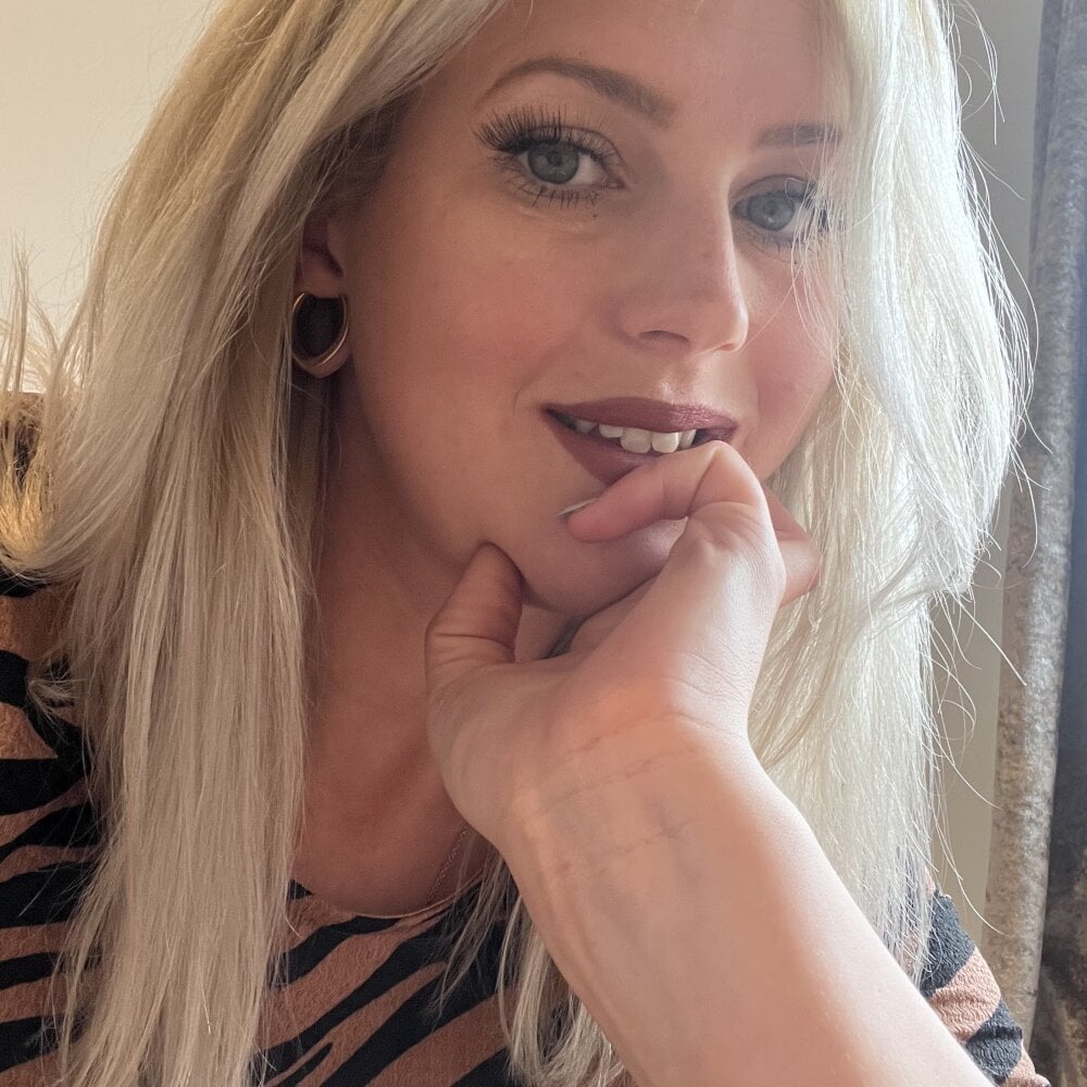 BlondeBells Chatroom