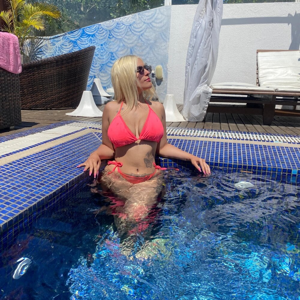 Blondecutie11 Chatroom