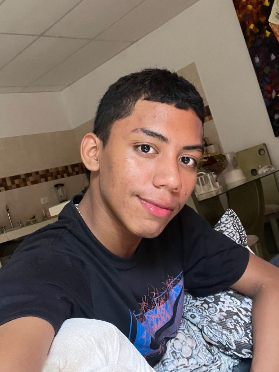 Brunette__boy Chatroom