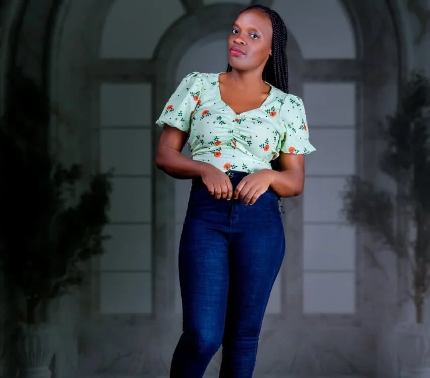 Busty-Ellah Chatroom