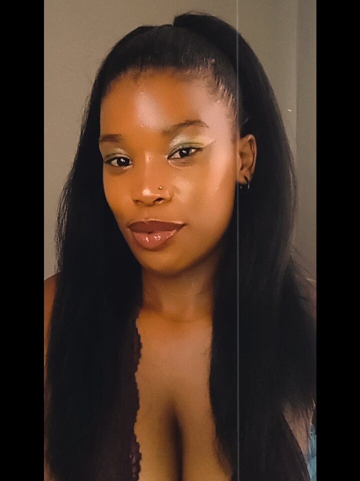 Busty_Erotic Chatroom