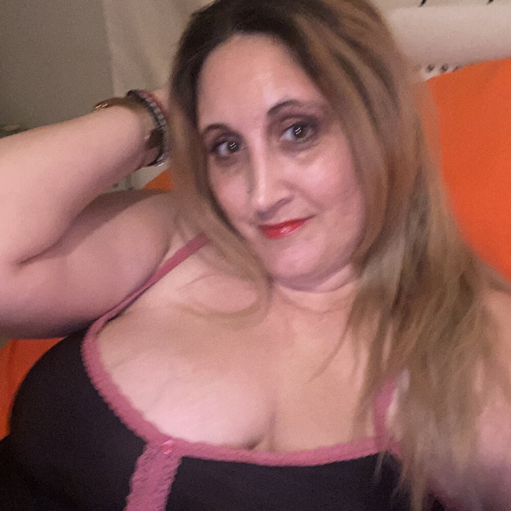 Busty_Lusty_Bri Chatroom
