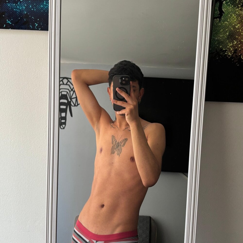 CYRUS_TAY Chatroom
