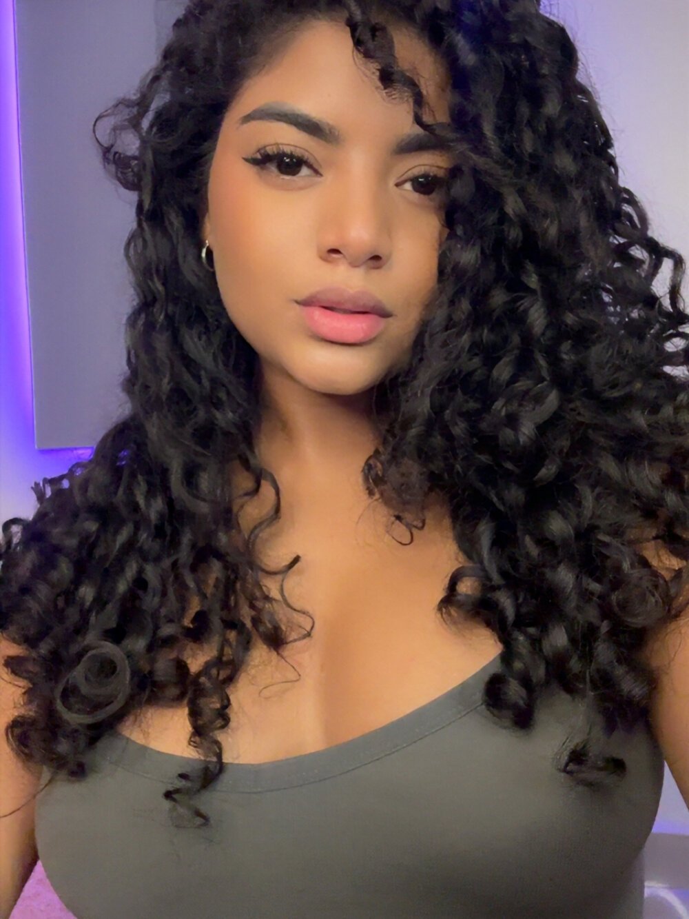 Carlymonroee_ Chatroom