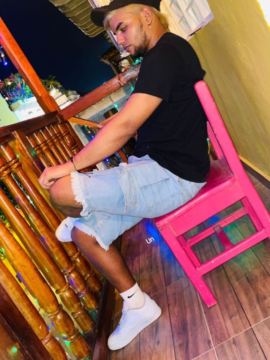 Charly_22cm Chatroom