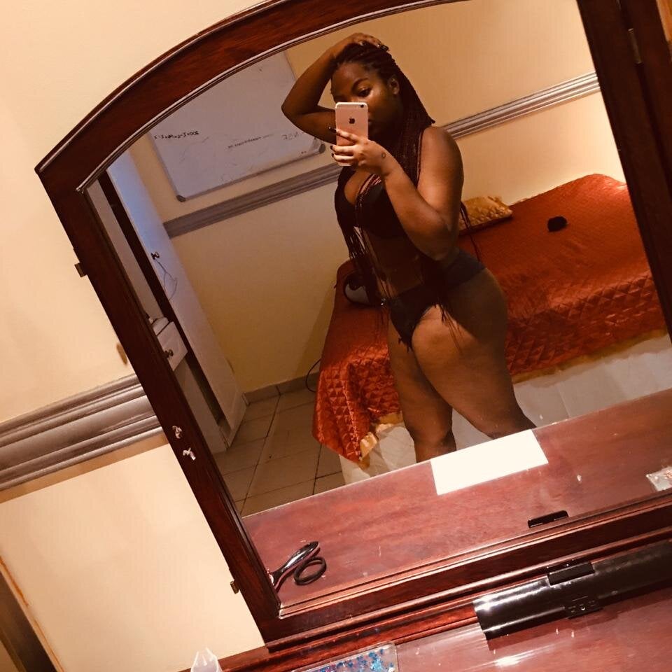 Chocolate-Baddie Webcam Profile Picture Chocolate-Baddie Chatroom