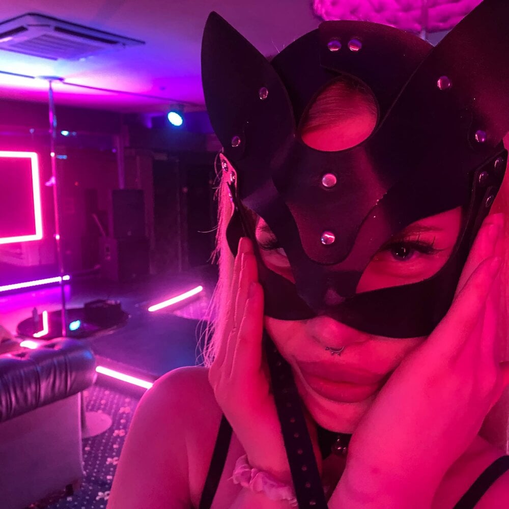 ChristaBuchann Chatroom