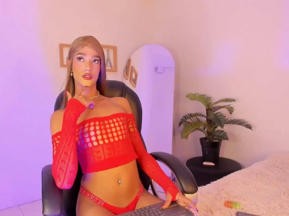 CurlyChanel Chatroom