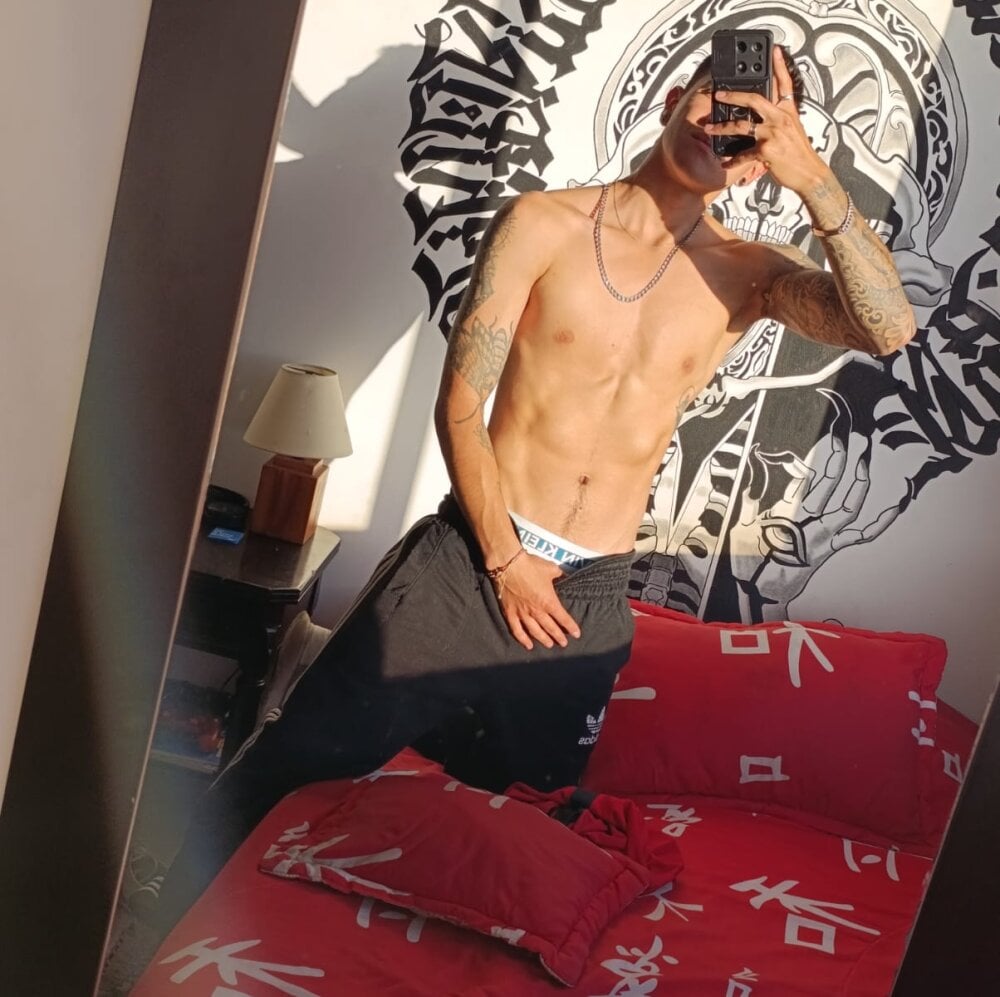 Damian-Leclair Chatroom