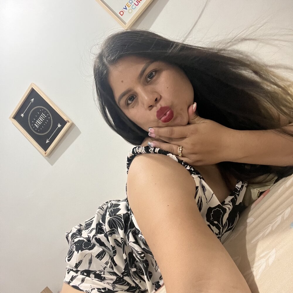 DanielaFx Chatroom