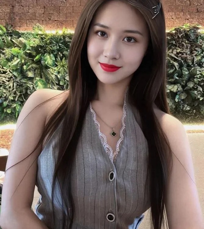 Elara_Gril Chatroom