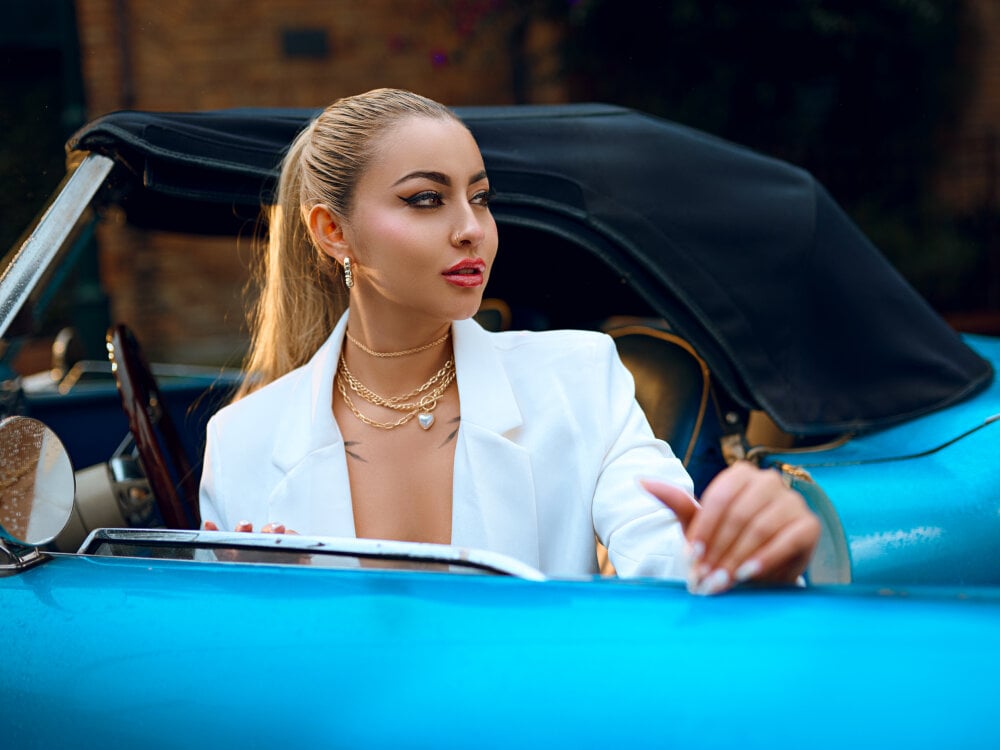 Elina_Hills Chatroom