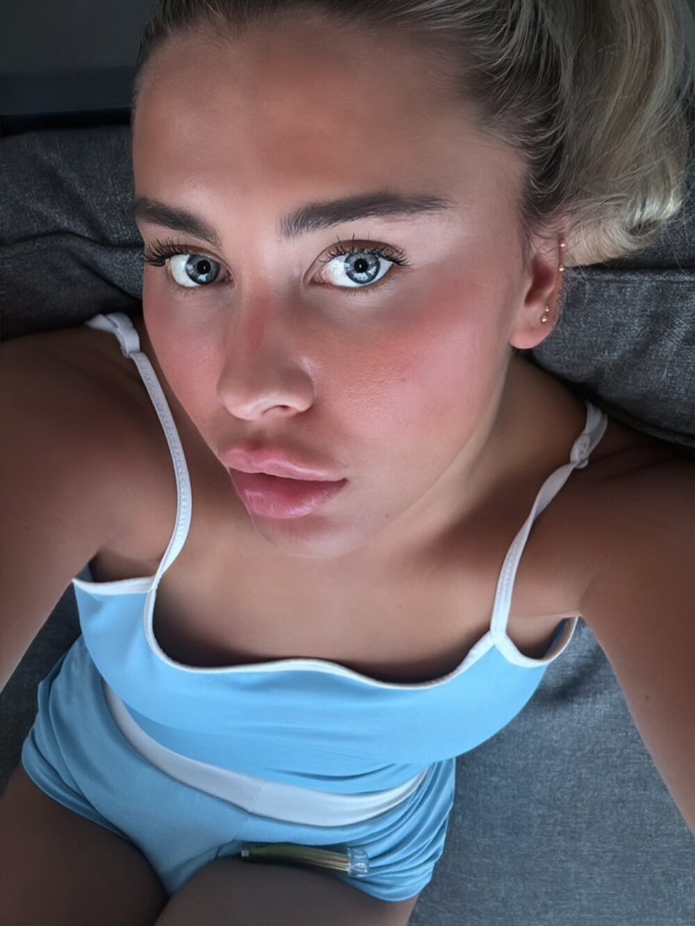 EllaBluee Chatroom