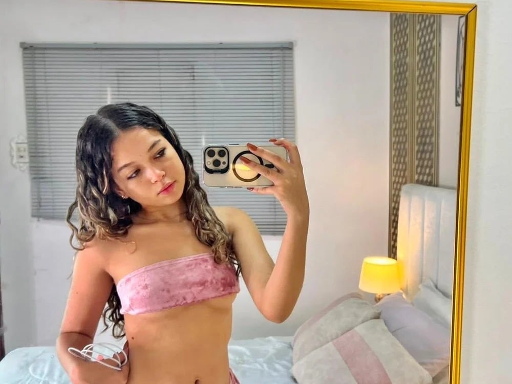 Emi_Petite Chatroom