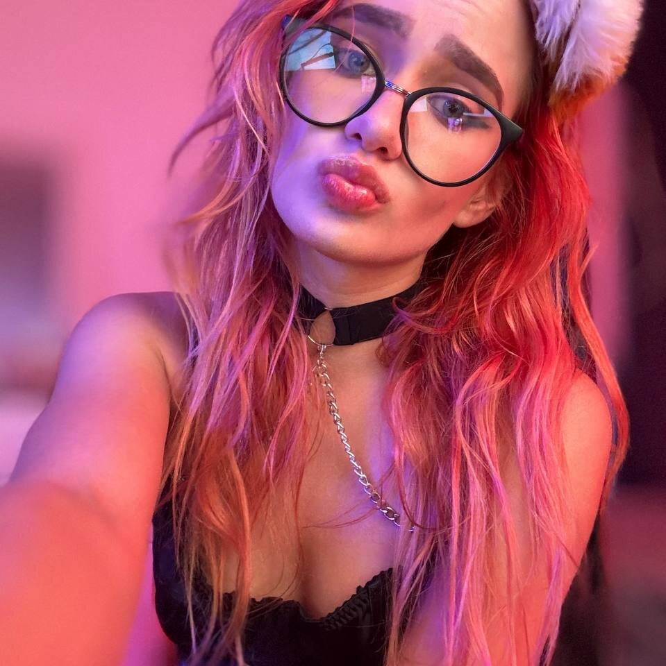 EmmyFoxxOfficial Chatroom