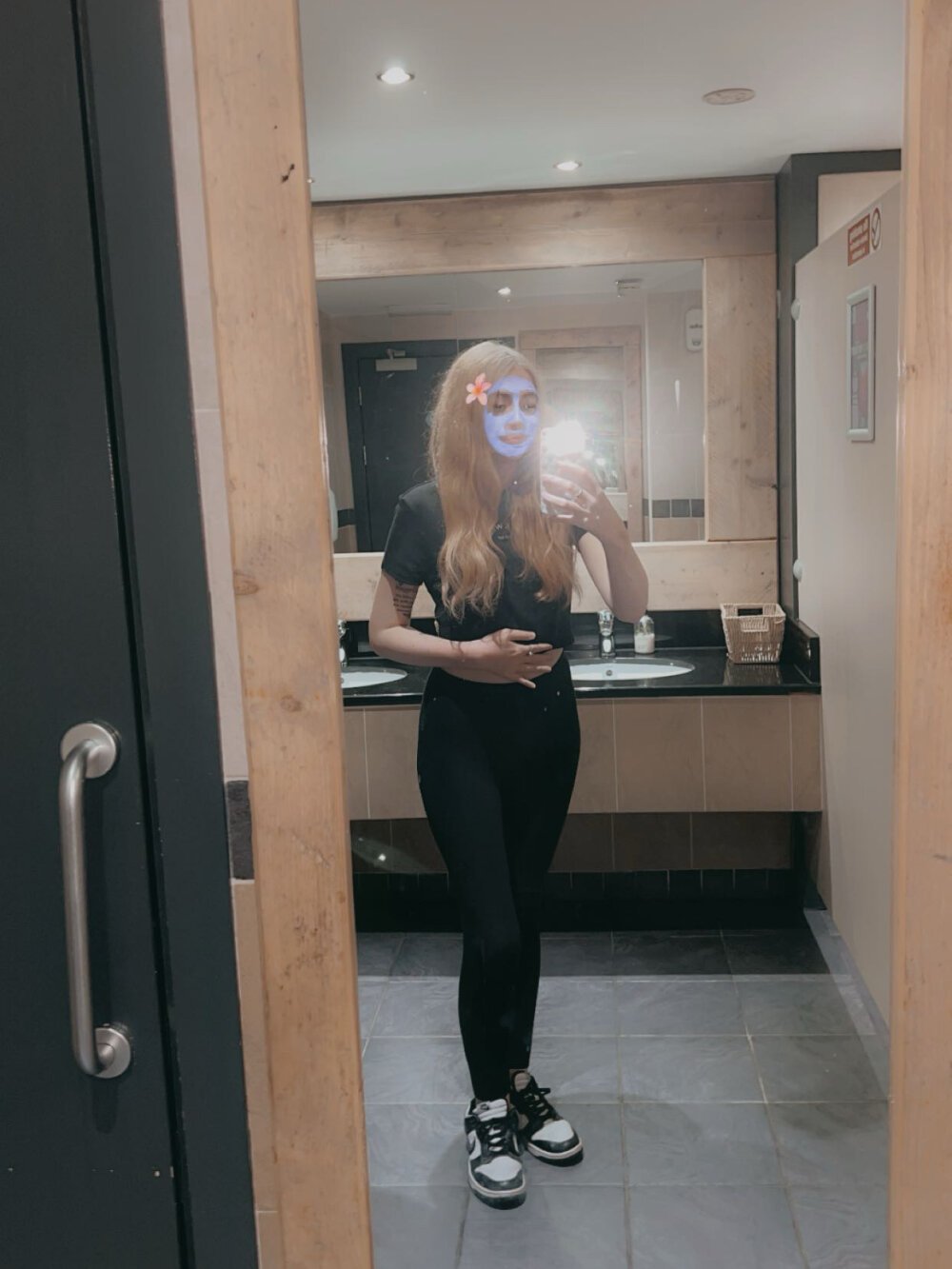 Glowing_Elegant_Tessa Chatroom