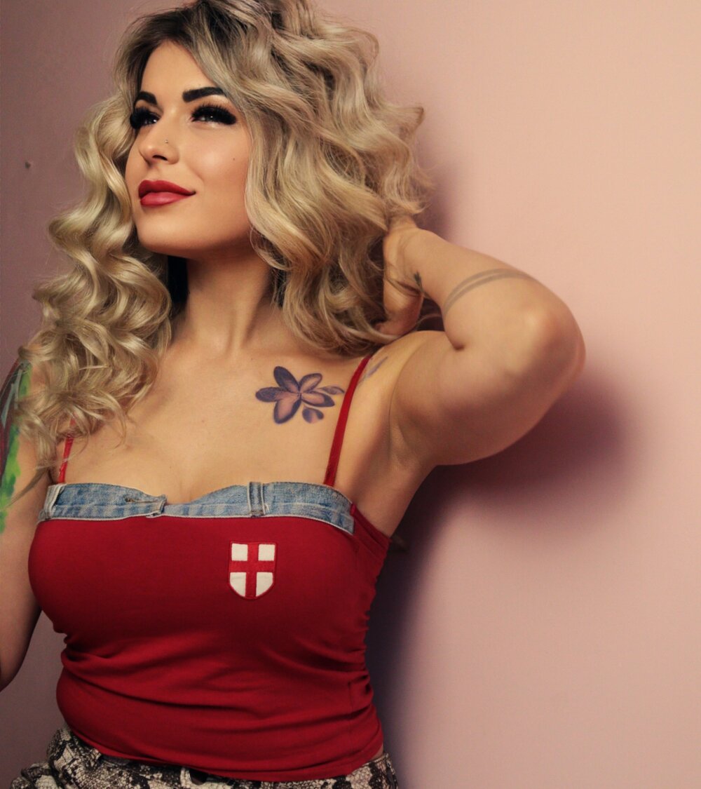 HotBlondSuggar Chatroom