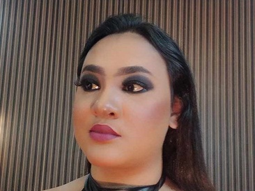 hotcum-ella