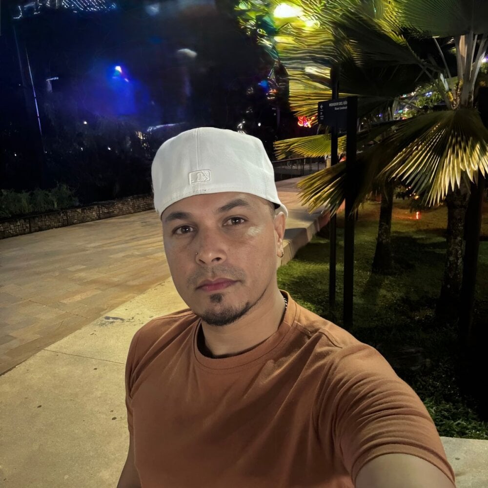 Hotlatinboy_20 Chatroom