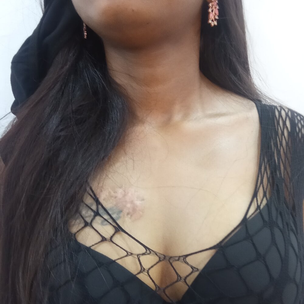 Hotty_Niya Chatroom
