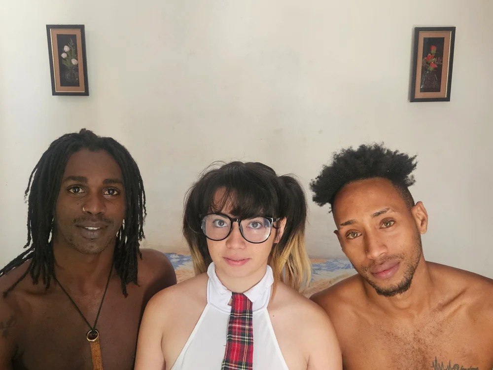 InterracialTrioLive Chatroom