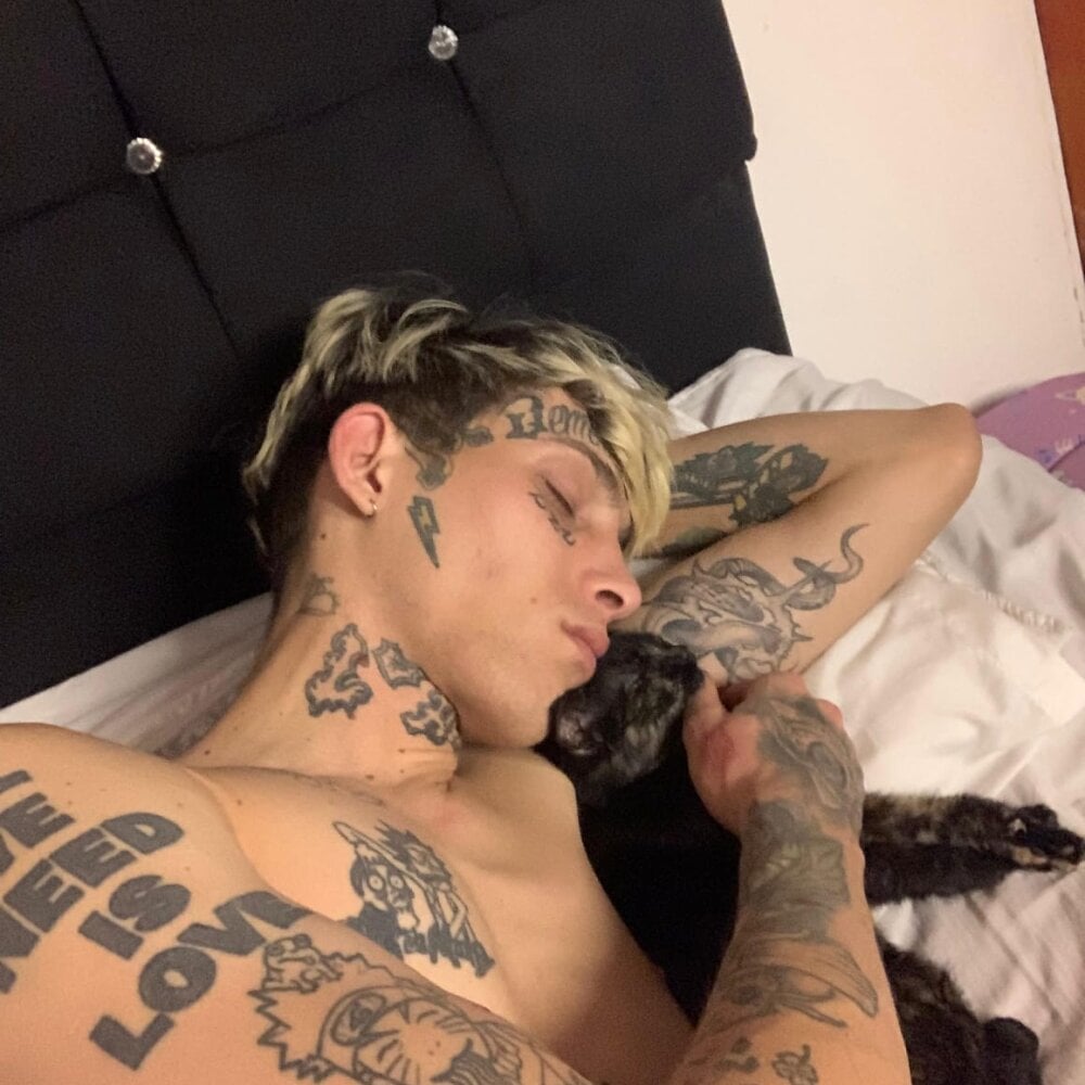 KinkyLatinCock Chatroom