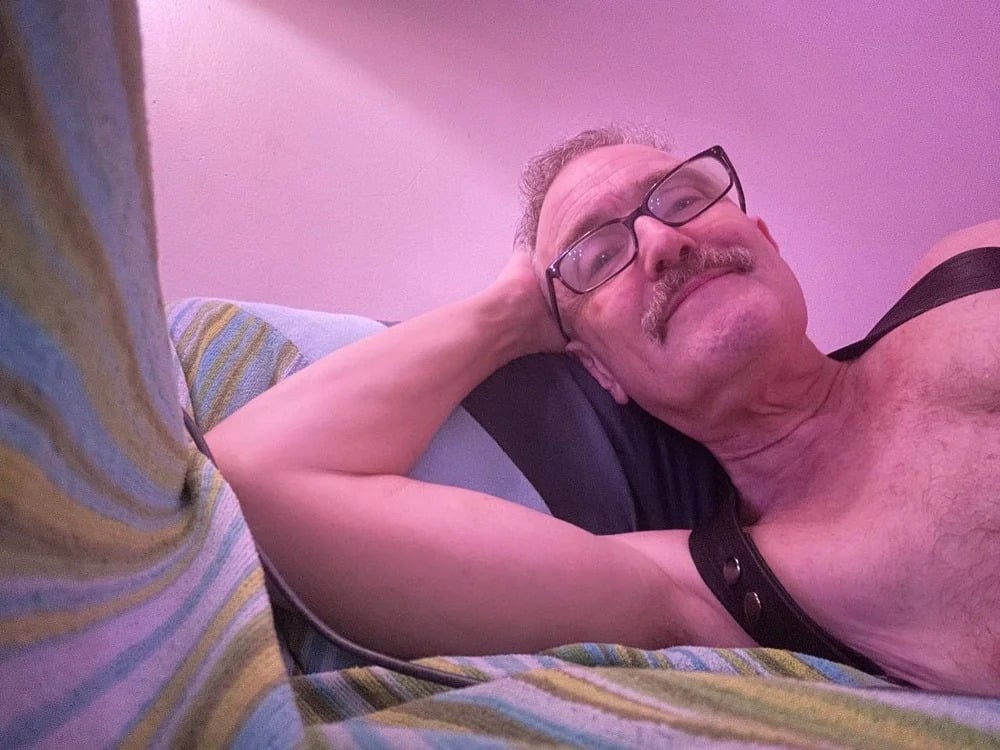 KinkyStacheDaddy Chatroom