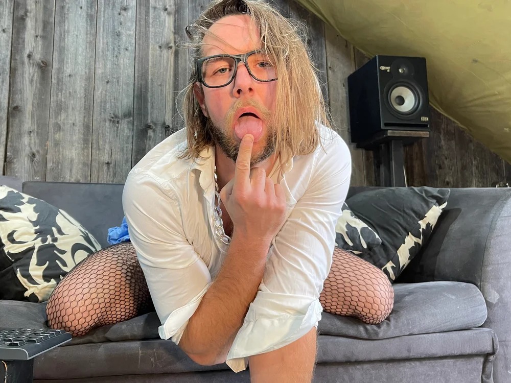 LadyDick69@xh Chatroom