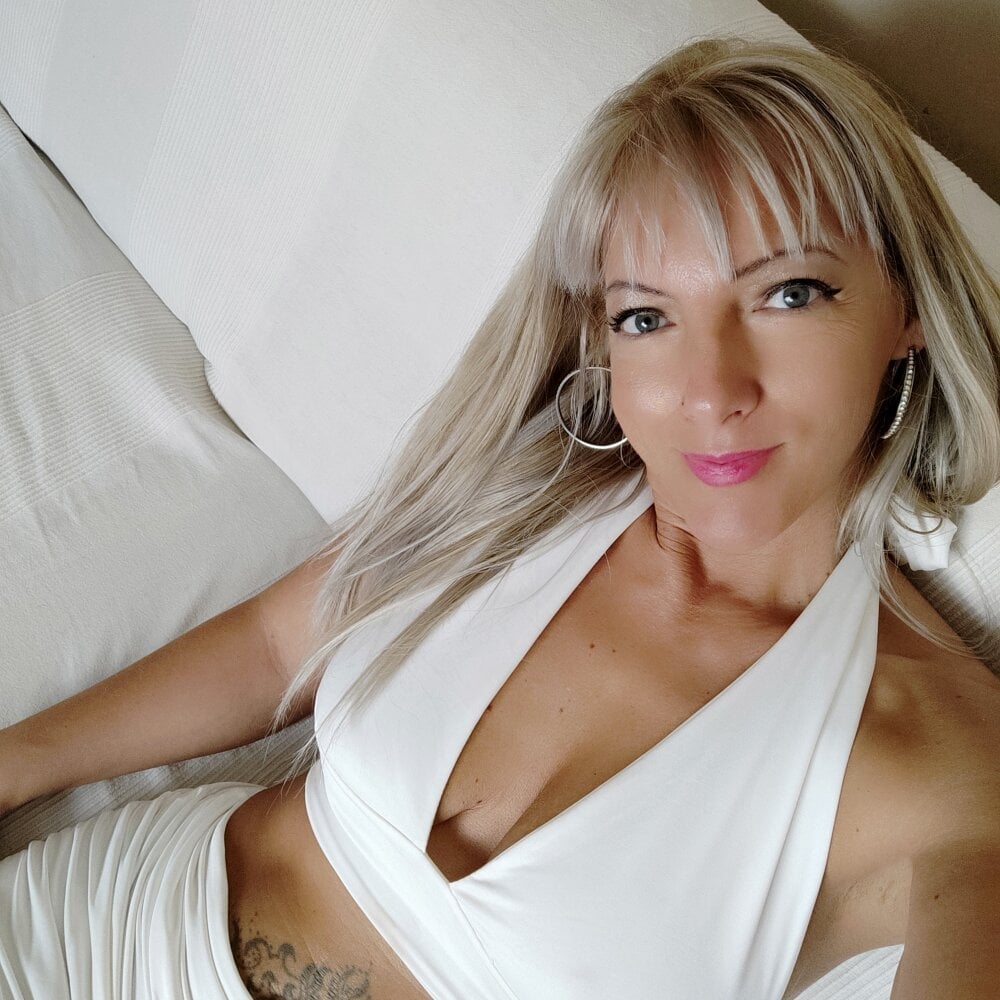 LaraCroft_MilfQueen Chatroom