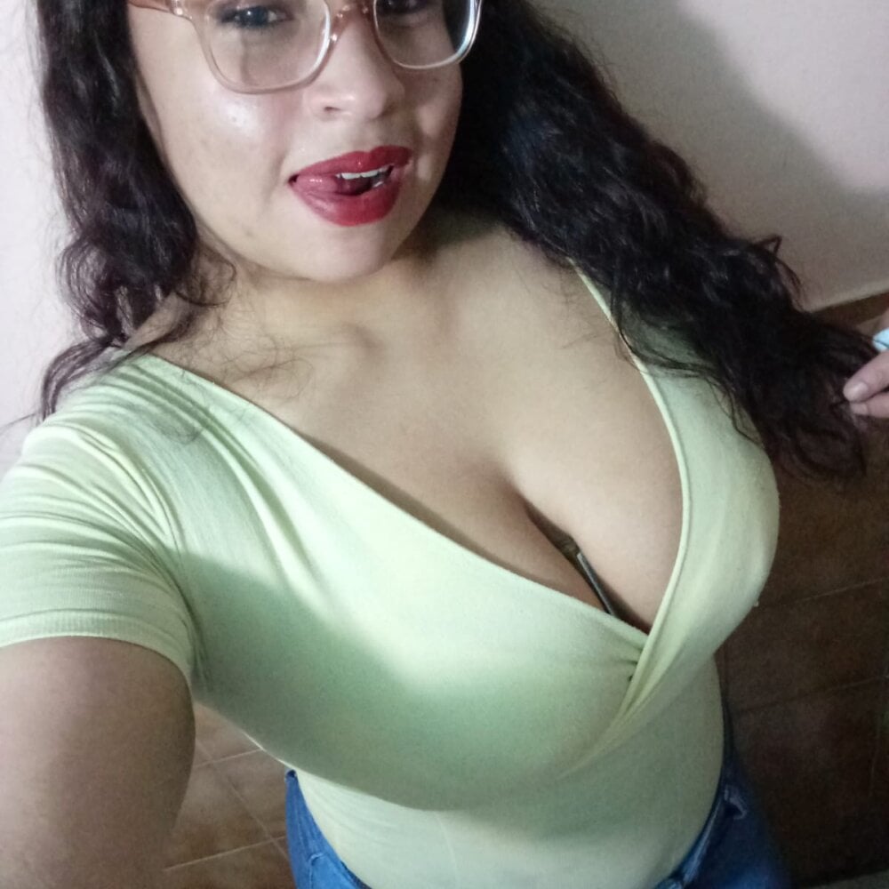 Lara_Garcia1 Chatroom