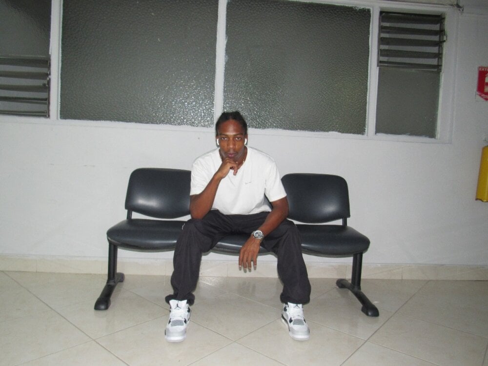 Larry-n-clouds Chatroom