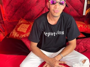 latin-straight0's Live Webcam latin-straight0