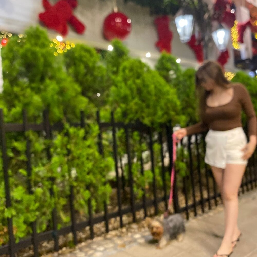 Lilie_petite Chatroom