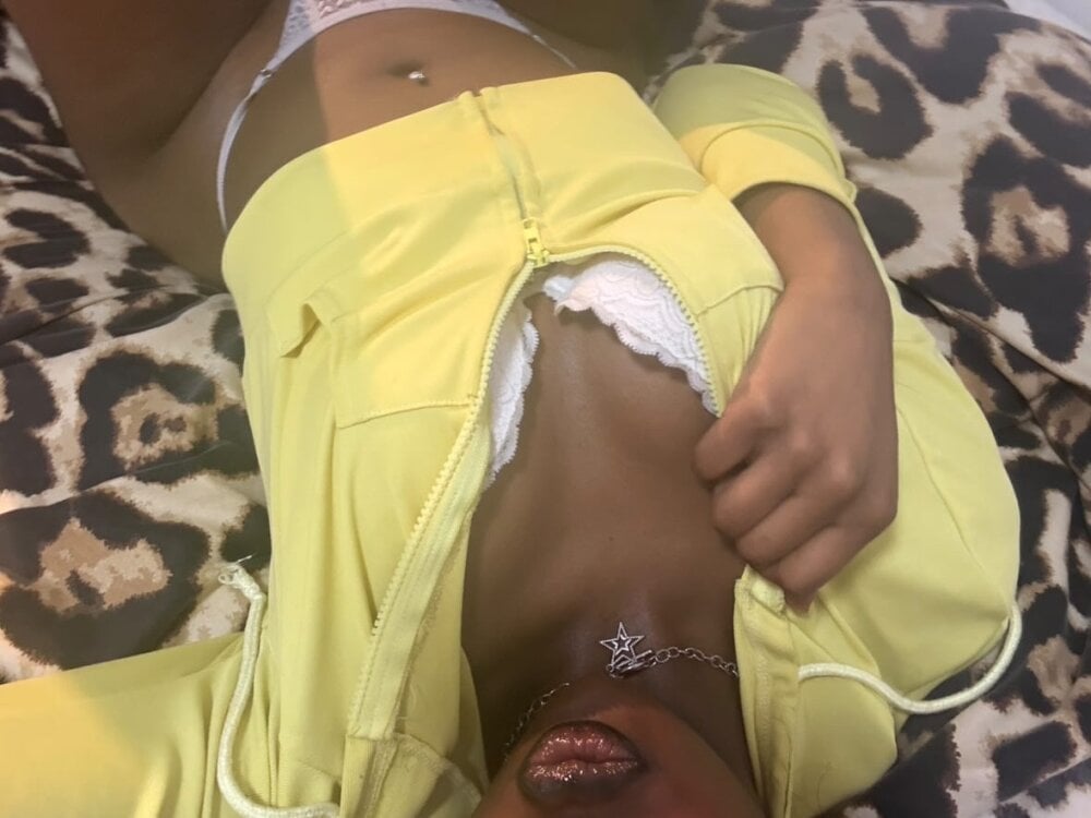 LolaUrFavGirlxxx Chatroom