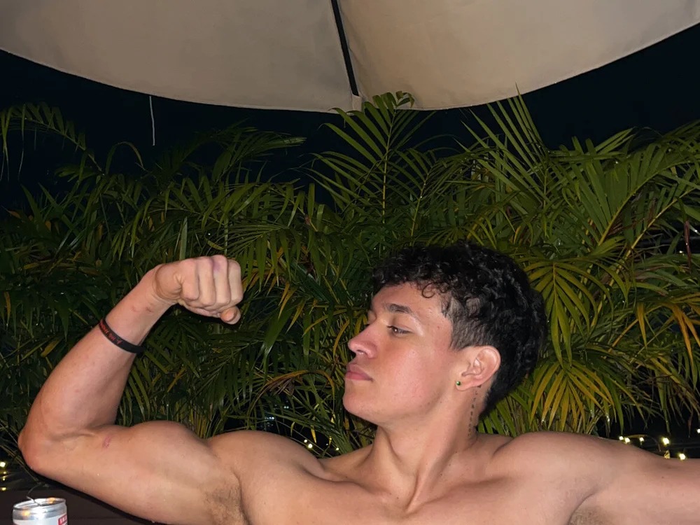 Luke_Muscle Chatroom